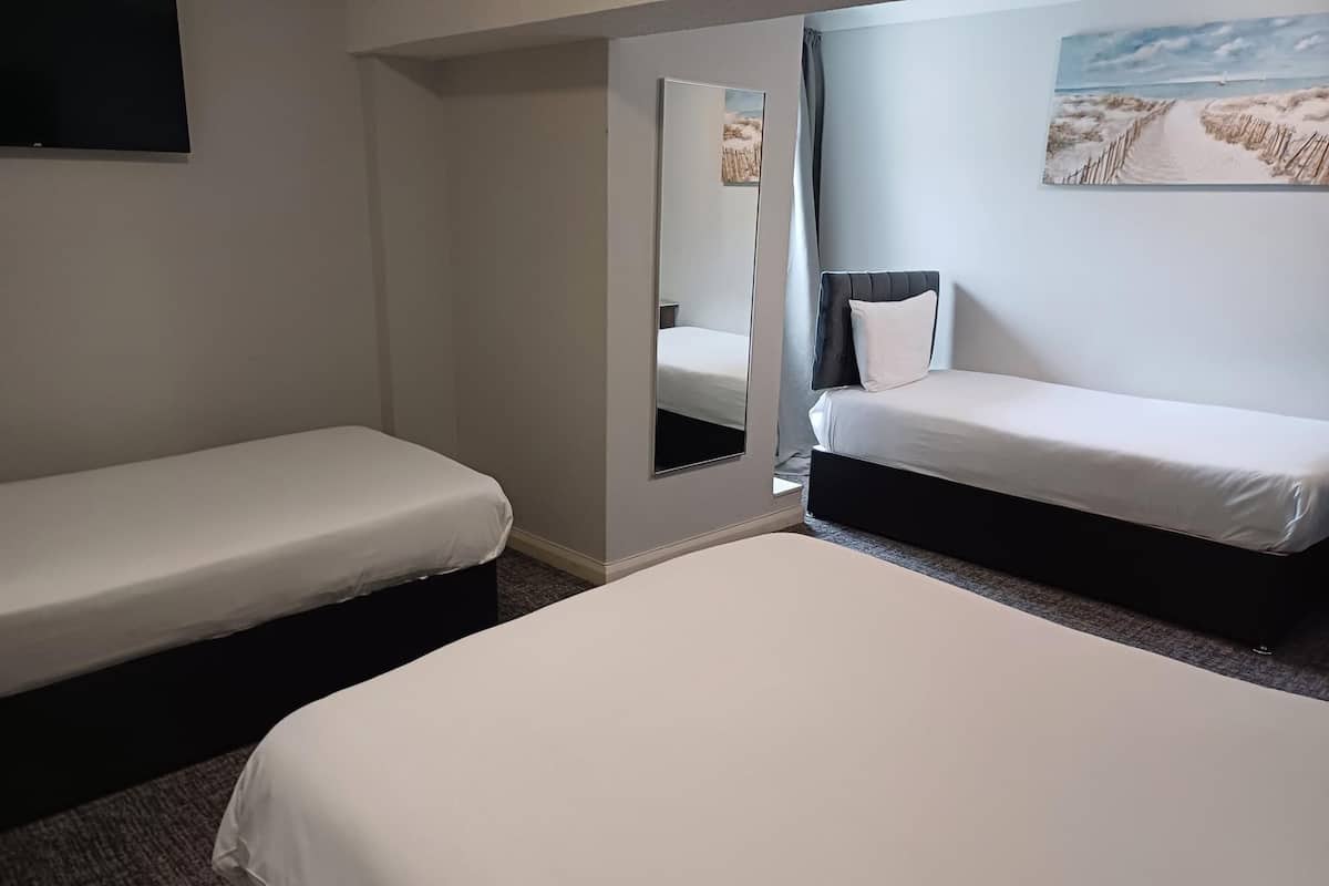 Skrivebord, wi-fi (inkludert) og sengetøy