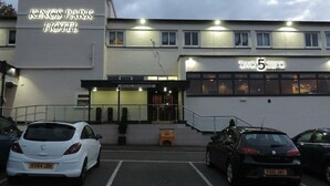 A Kings Park Hotel with a visible entrance and a bar named 'TWO 5 ZERO'. - Kings Park Hotel (Glasgow)