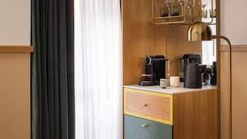 Minibar con snack e bevande gratuite, una cassaforte in camera