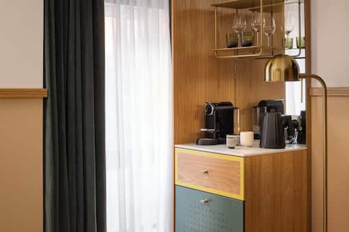 Artículos del minibar gratis y caja de seguridad en la habitación