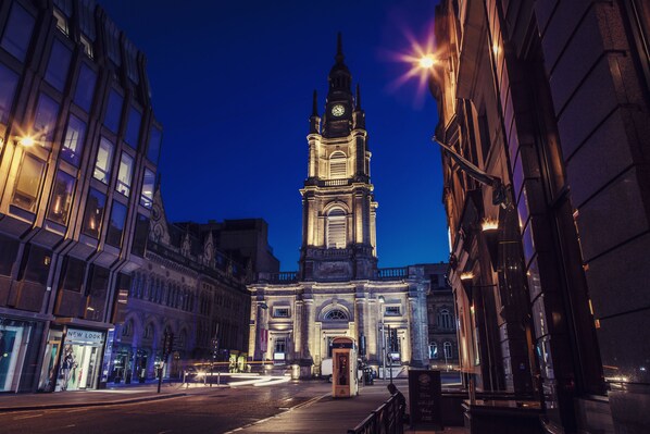 Front of property - evening/night - Carlton George Hotel (Glasgow)