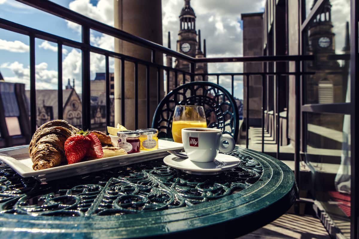 Club Room, 1 King Bed, Balcony, City View | Free minibar, in-room safe, desk, laptop workspace
