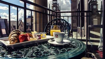 Club Room, 1 King Bed, Balcony, City View