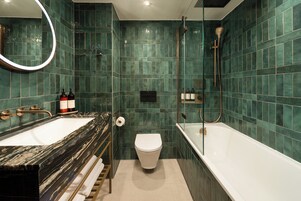 Artículos de tocador de diseñador, secador de pelo, toallas, jabón