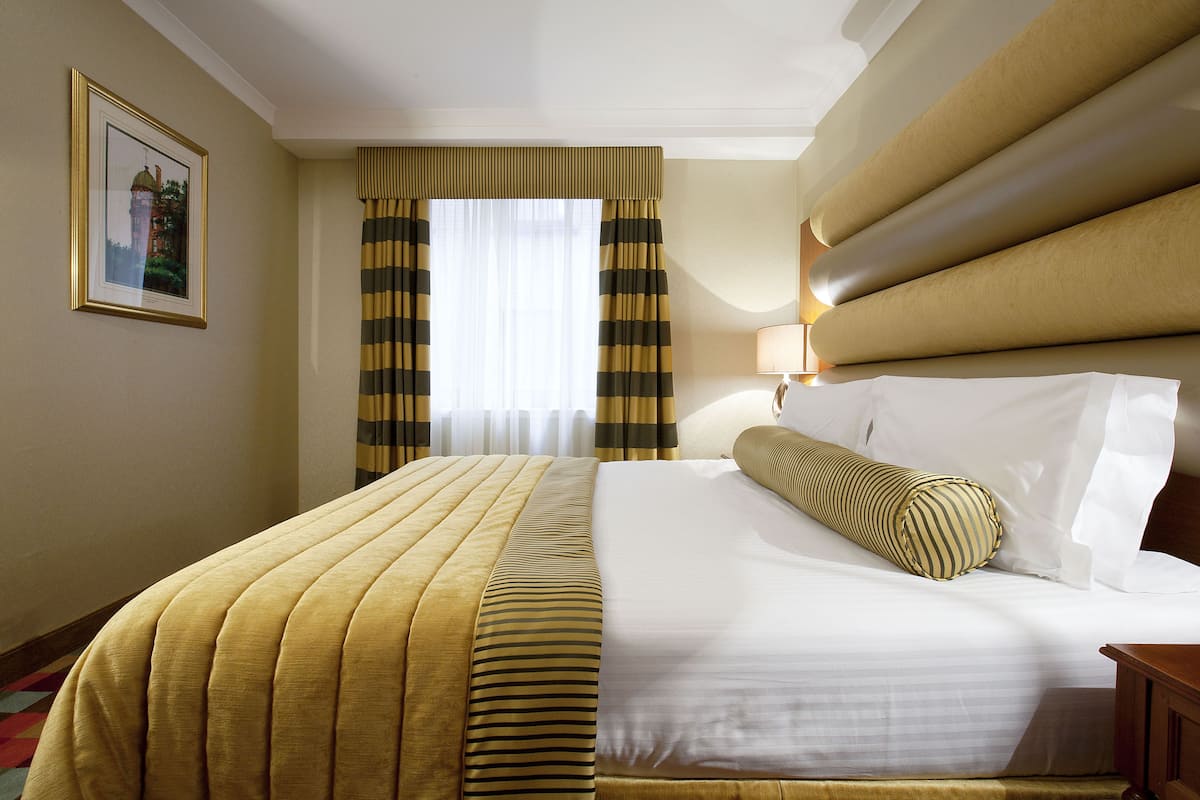 classic room with complimentary mini-bar | 1 bedroom, free minibar, in-room safe, desk