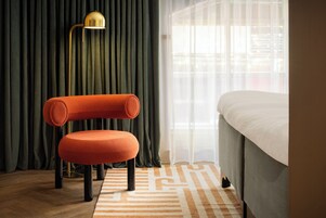 Minibar con artículos gratuitos y caja de seguridad en la habitación 