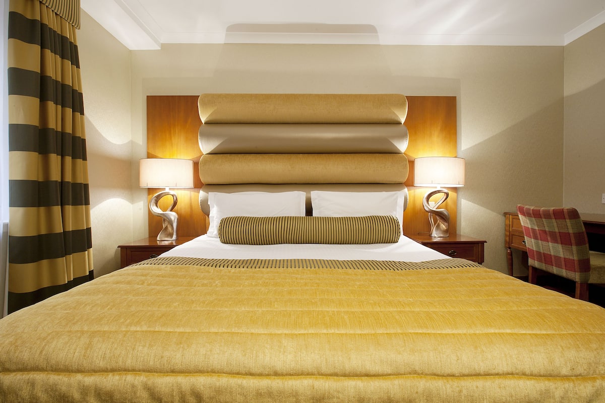 Classic Room with Complimentary Mini-Bar | Free minibar, in-room safe, desk, laptop workspace