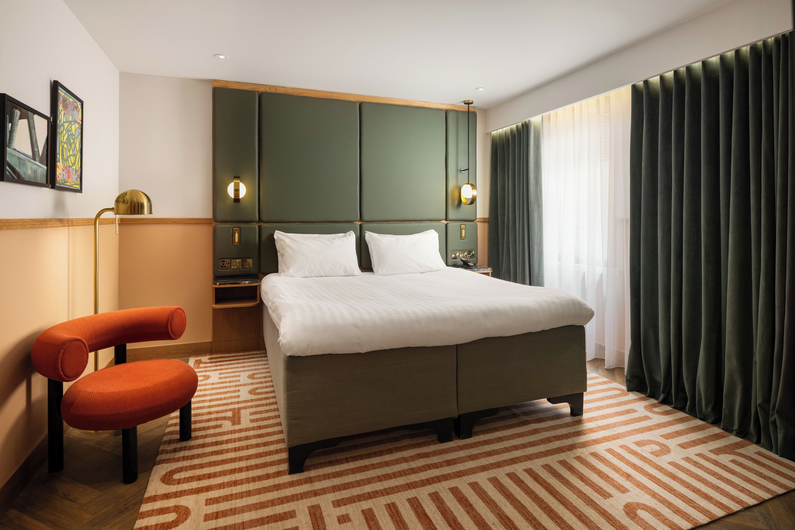 SNUG King (with complimentary minibar)