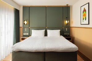 Free minibar, in-room safe, laptop workspace, iron/ironing board - Carlton George Hotel (Glasgow)