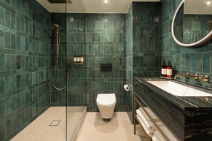 Designer toiletries, hair dryer, towels, soap - Carlton George Hotel (Glasgow)