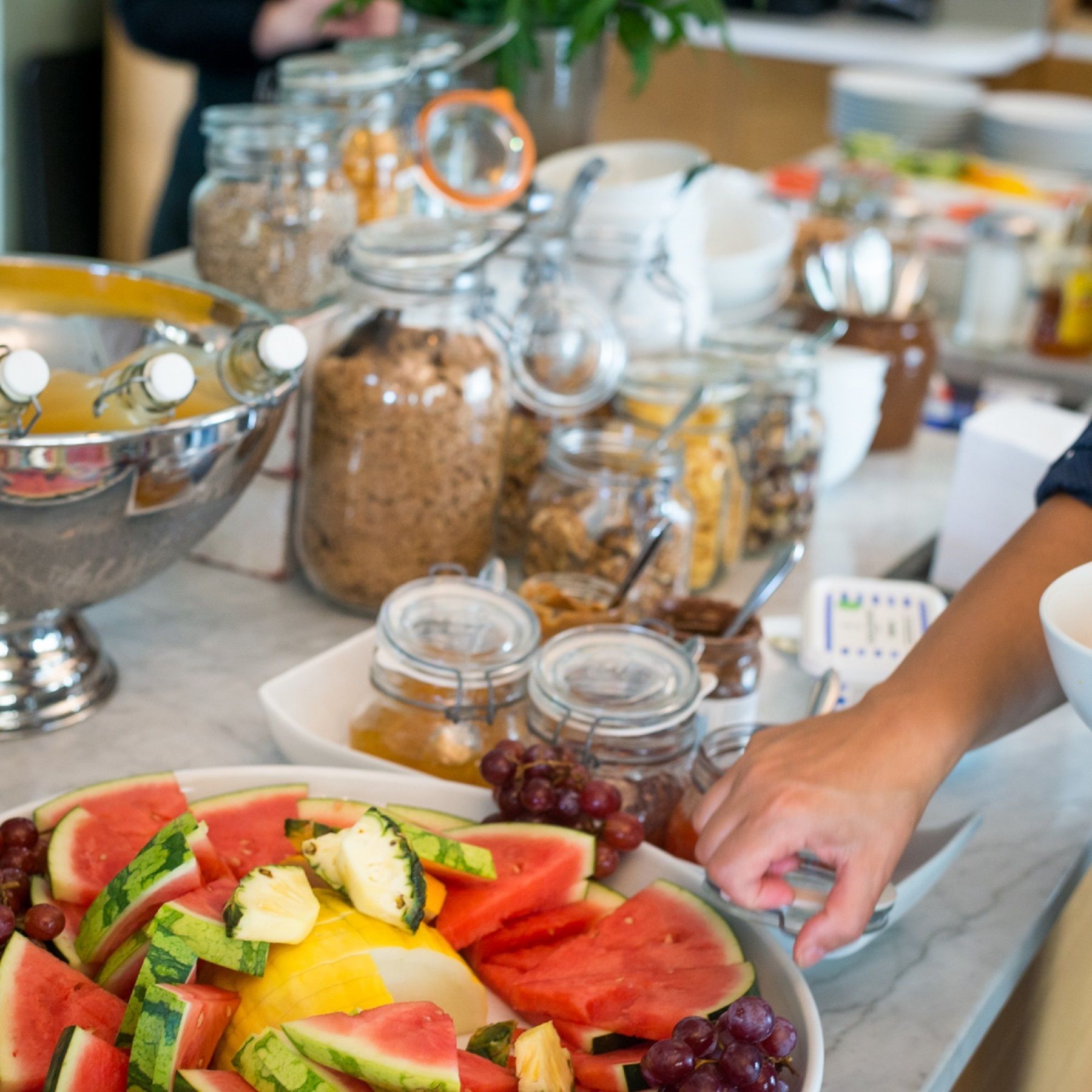 Un buffet proposant une variété d’aliments, notamment des fruits, des légumes et des condiments.