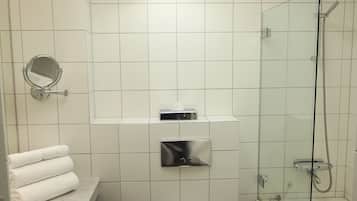 Ein modernes Badezimmer mit Toilette, Waschbecken und Dusche.