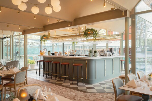 2 bars/lounges
