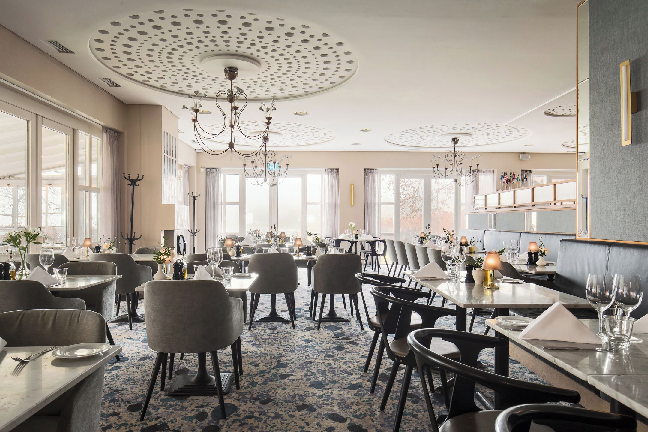 Se sirven desayunos, almuerzos y cenas; con vista al mar