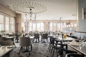 供应早餐、午餐和晚餐，海景