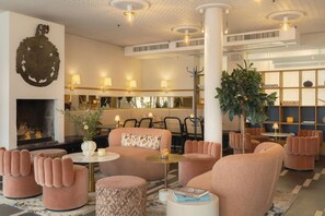 2 bars/lounges