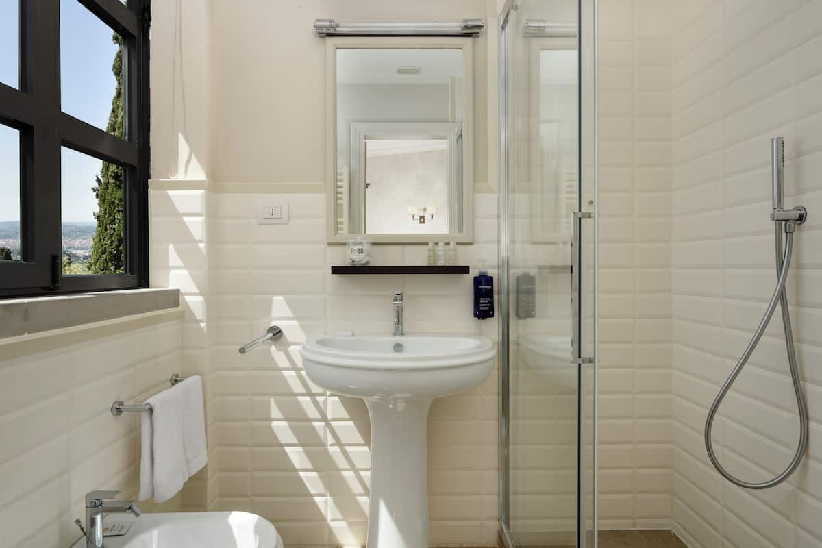 deluxe room | bathroom | combined shower/bathtub, designer toiletries, hair dryer, bathrobes