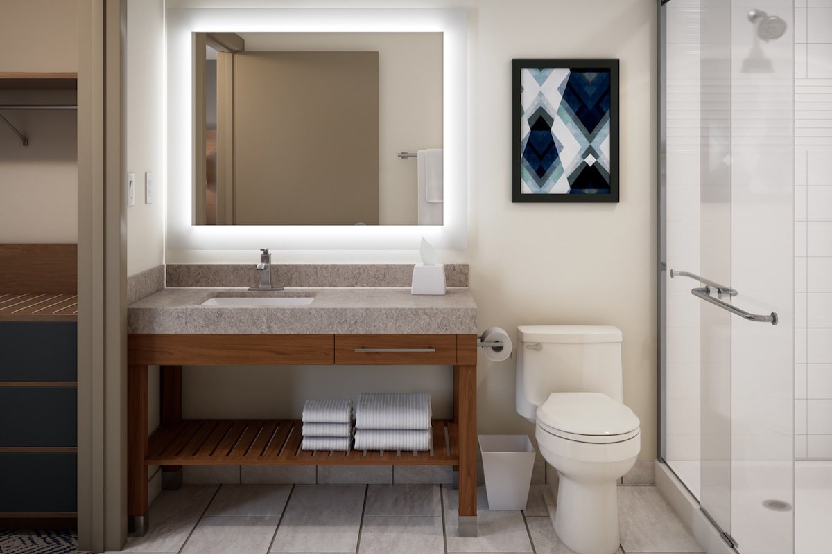 Suite estudio, 1 cama Queen size, con acceso para personas discapacitadas (Mobility) | Baño | Toallas