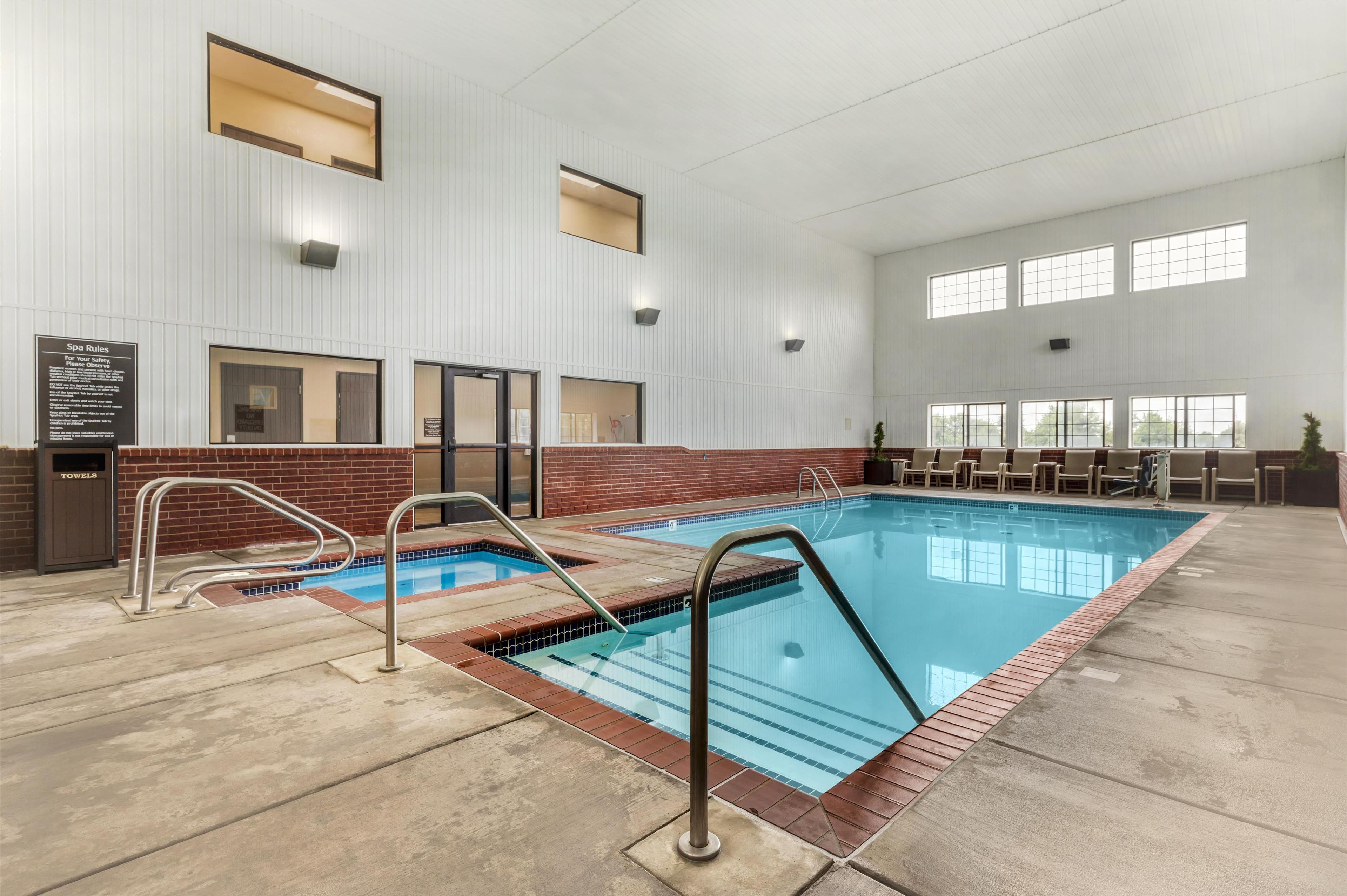 Ein hallenbad mit deutlich markierten Bahnen, einer Ziegelumrandung und einem gefliesten Boden.