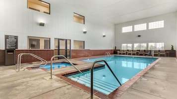 Ein hallenbad mit deutlich markierten Bahnen, einer Ziegelumrandung und einem gefliesten Boden.