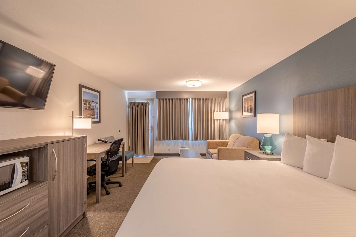 1 bedroom, in-room safe, individually decorated, individually furnished