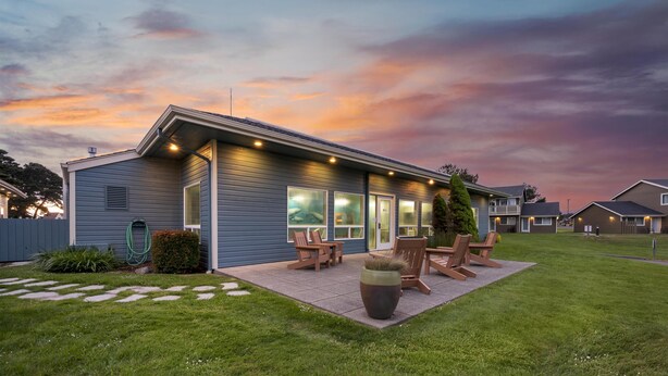 Un immeuble résidentiel doté d’un patio, d’un espace extérieur aménagé pour s’asseoir et offrant une vue sur le ciel.
