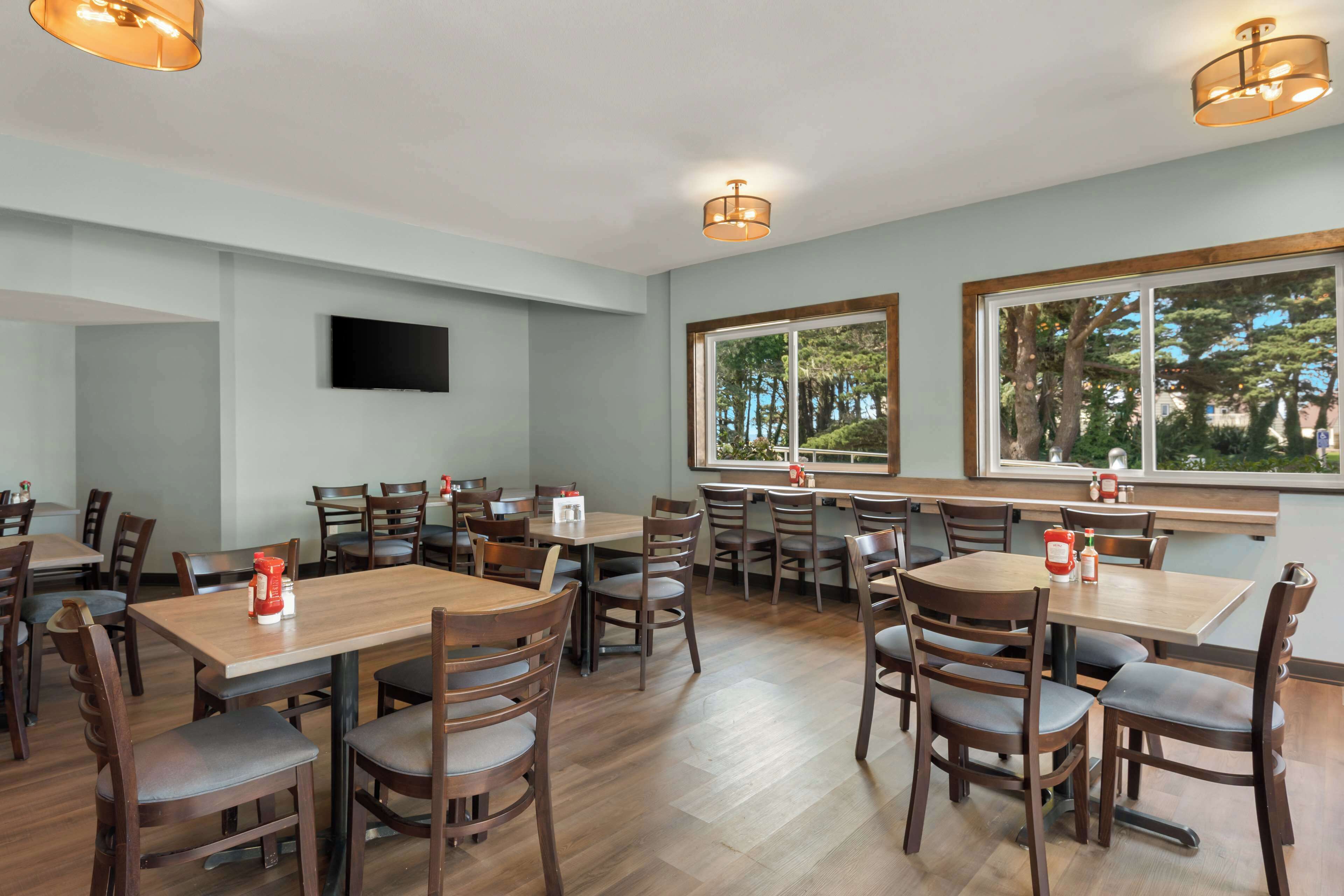 free daily full breakfast