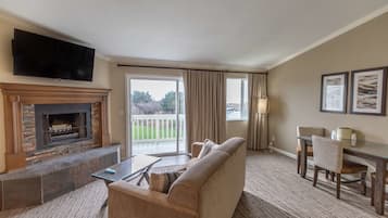 Suite, 1 Queen Bed, Kitchenette, Partial Ocean View (No Pets in room type)