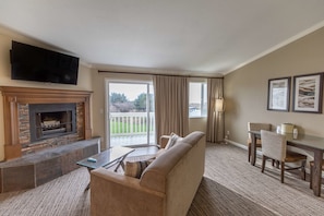 Suite, 1 grand lit, coin cuisine, vue partielle sur l'océan (No Pets in room type) | Coffres-forts dans les chambres, décoration personnalisée