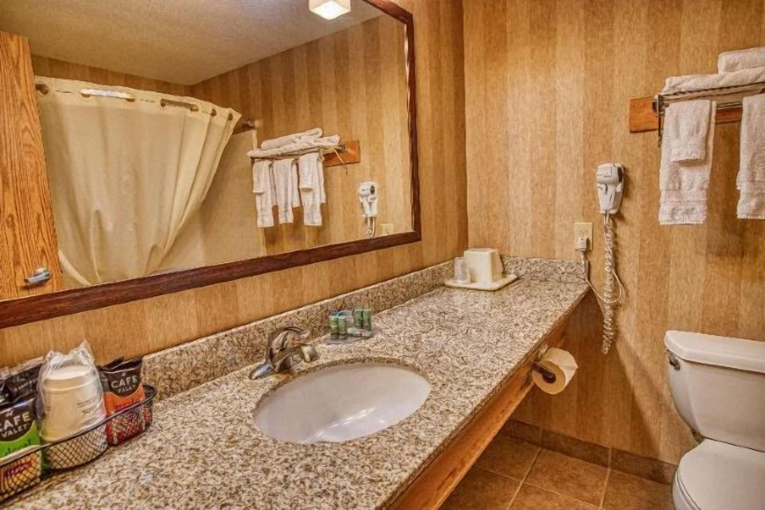 Baño | Tina con regadera, amenidades de baño gratuitas, secadora de cabello 