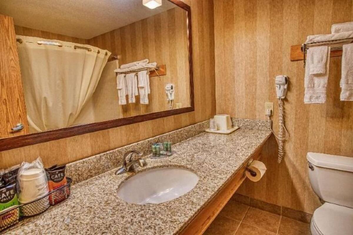 Baño | Tina con regadera, amenidades de baño gratuitas, secadora de cabello