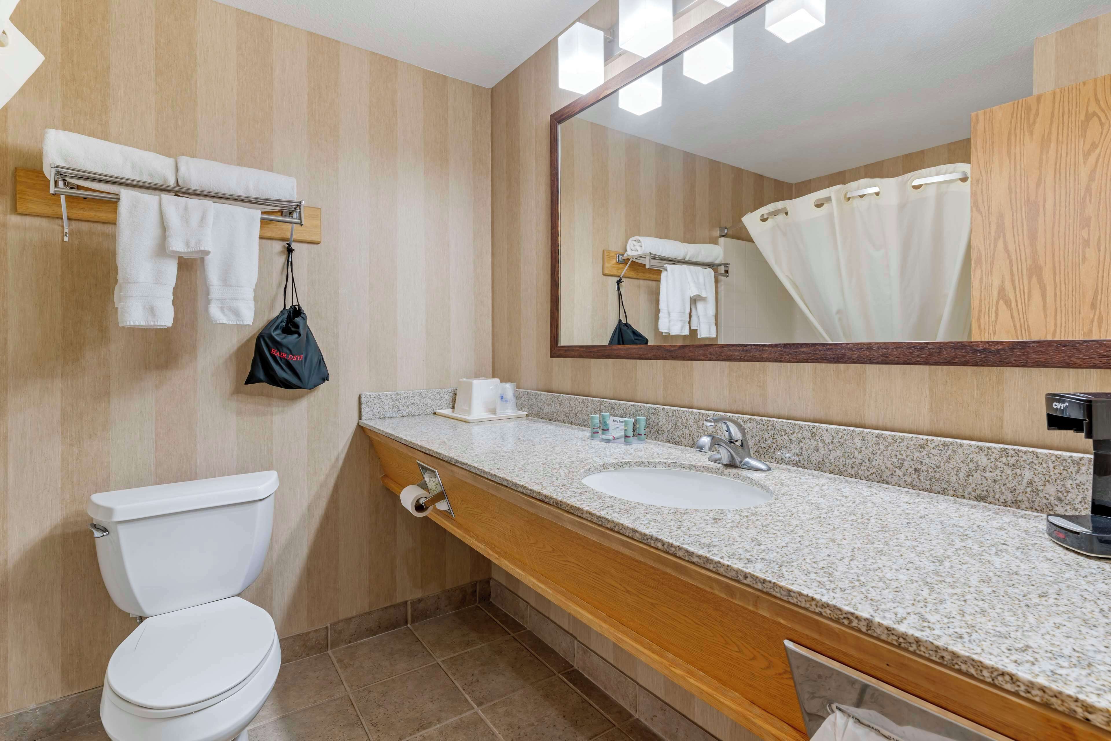 standard room, 1 king bed, non smoking, refrigerator & microwave | bathroom | combined shower/bathtub, free toiletries, hair dryer, towels