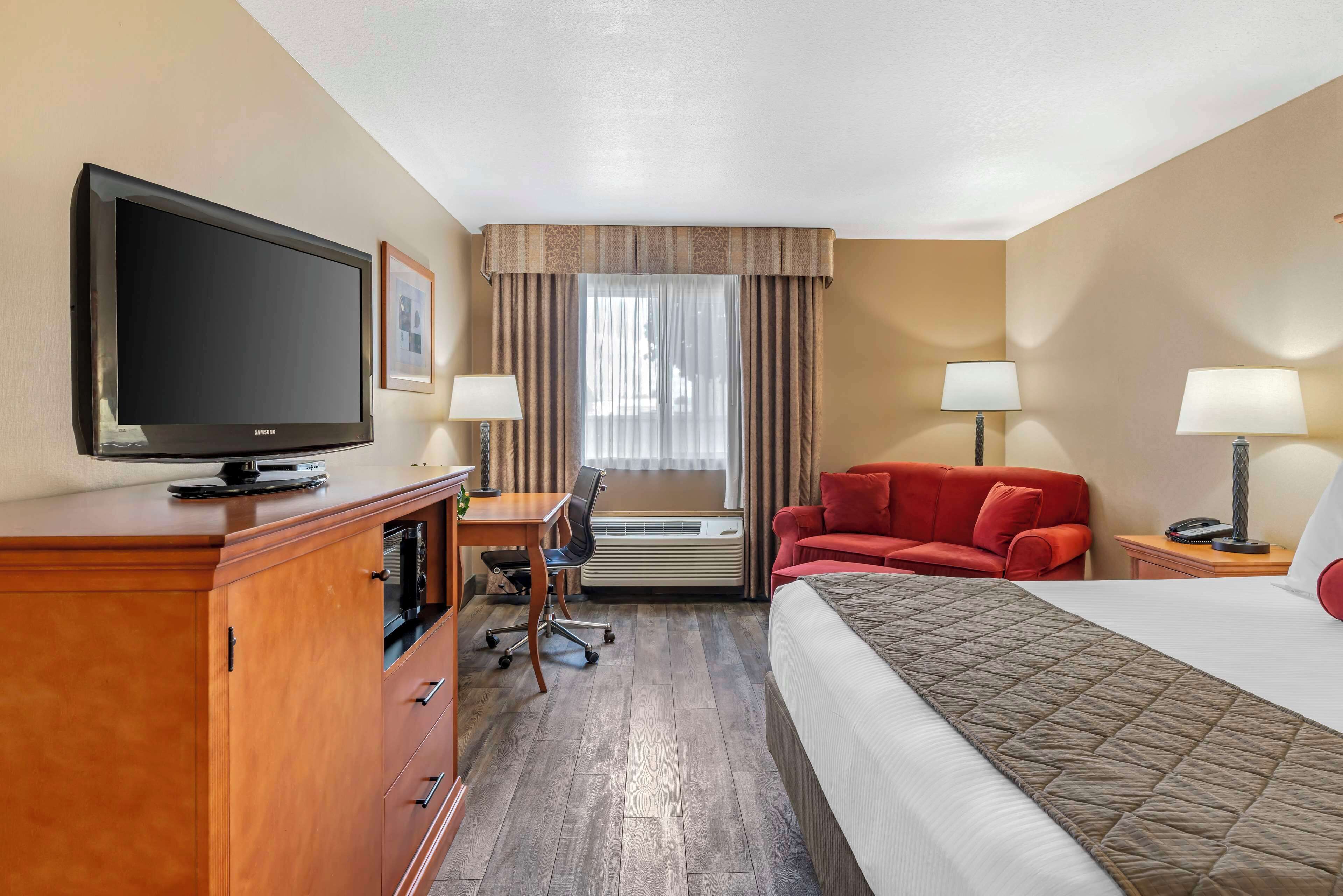 standard room, 1 king bed, non smoking, refrigerator & microwave | desk, laptop workspace, iron/ironing board, free wifi