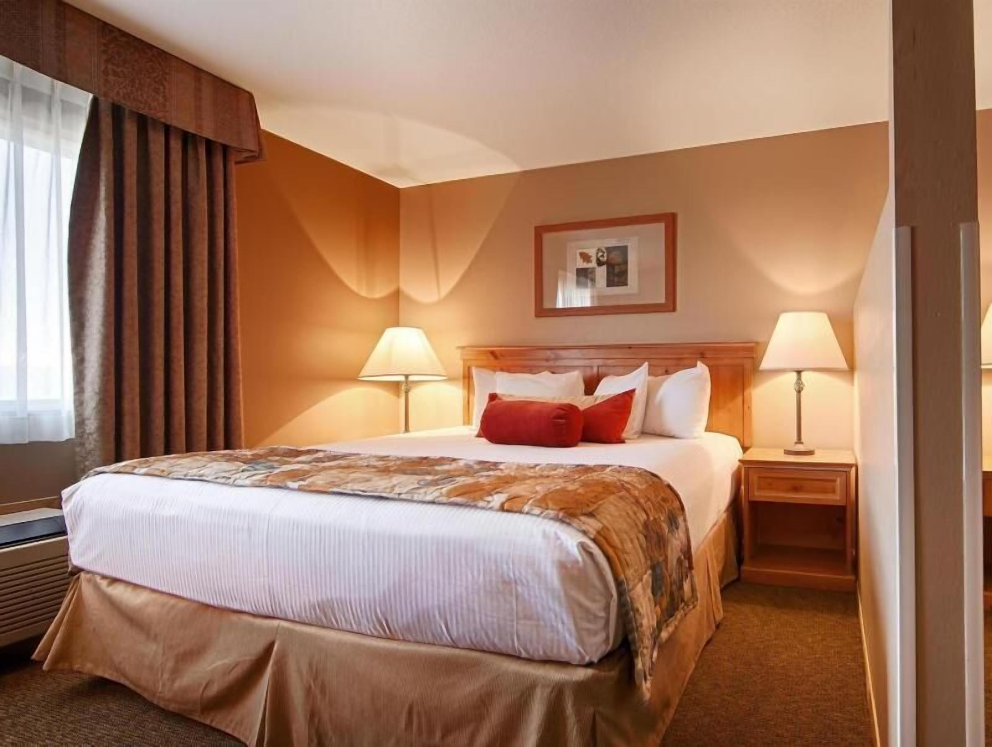Desk, laptop workspace, iron/ironing board, free WiFi