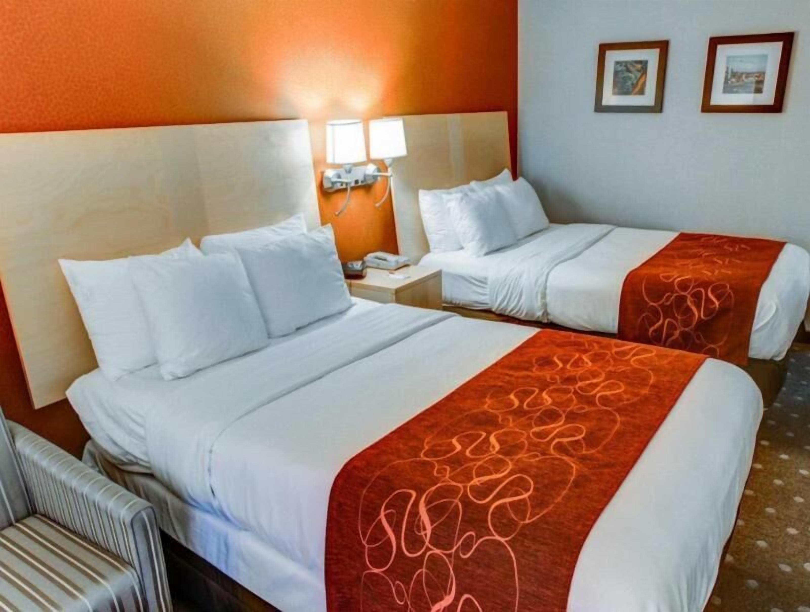 Cofres nos quartos, escrivaninha, cortinas blackout