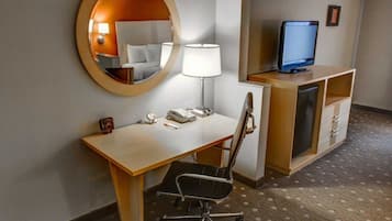 房內夾萬、書桌、遮光窗簾/窗簾、熨斗/熨衫板