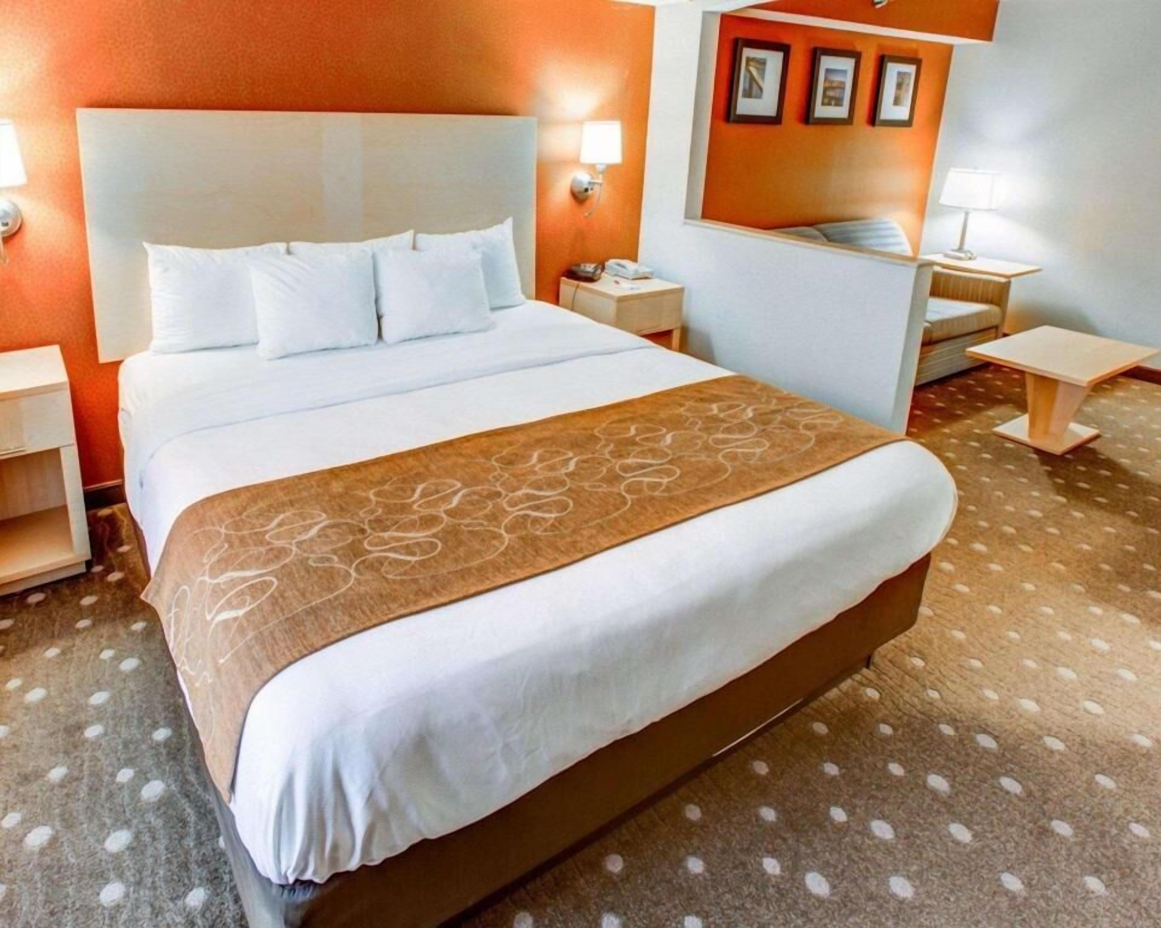 Cofres nos quartos, escrivaninha, cortinas blackout