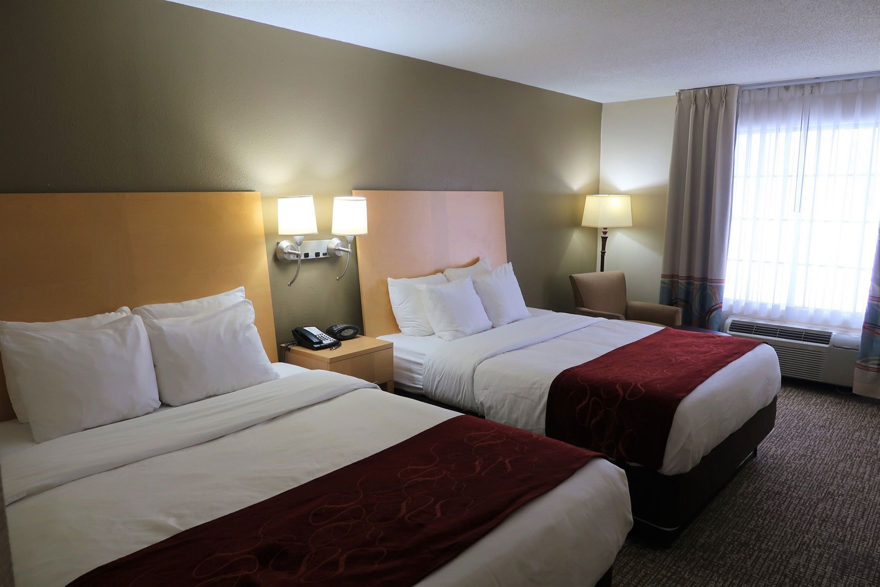 Cofres nos quartos, escrivaninha, cortinas blackout