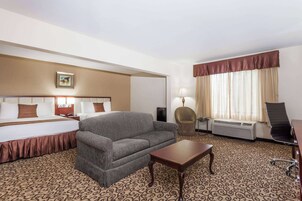 Studiosviitti, 2 keskisuurta parisänkyä, tupakointi kielletty | Ylelliset vuodevaatteet, Select Comfort -patjalliset sängyt