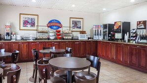 Un área de desayuno con armarios de madera, una estación de café y un letrero que dice "Baymont Breakfast-Corner".
