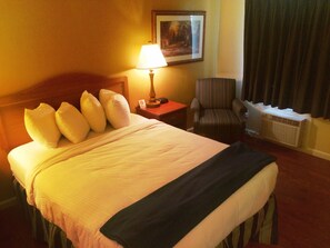 Standard Room, 1 Queen Bed, Non Smoking | Iron/ironing board, bed sheets - The Smokehouse Lodge and Cabins (Monteagle)