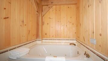 Suihkun ja ammeen yhdistelmä, poreamme, ilmaiset hygieniatuotteet