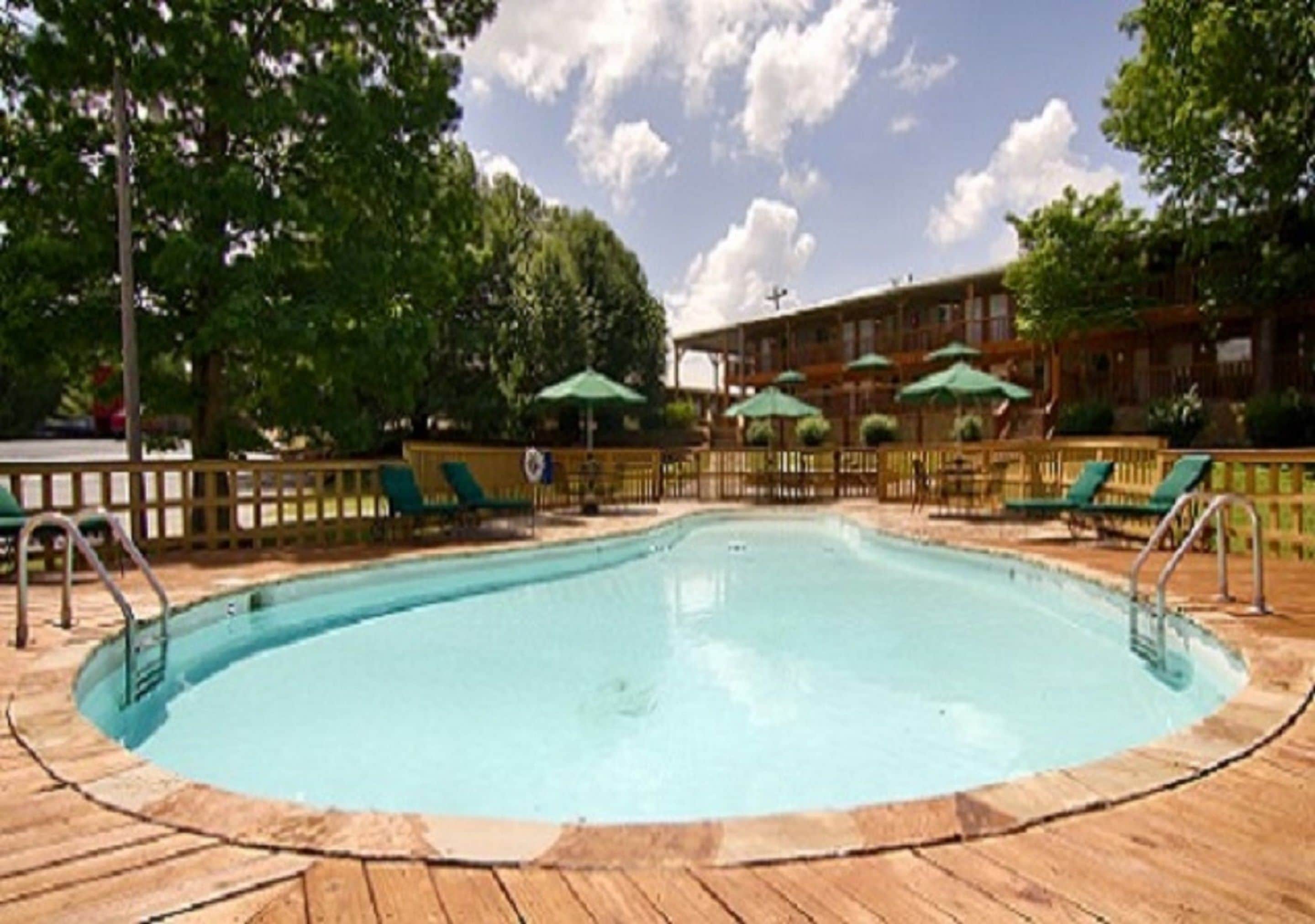 Hồ bơi ngoài trời, dù/ô trên bãi biển/hồ bơi, ghế dài tắm nắng 