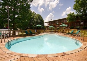 Piscine extérieure, parasols de plage, chaises longues