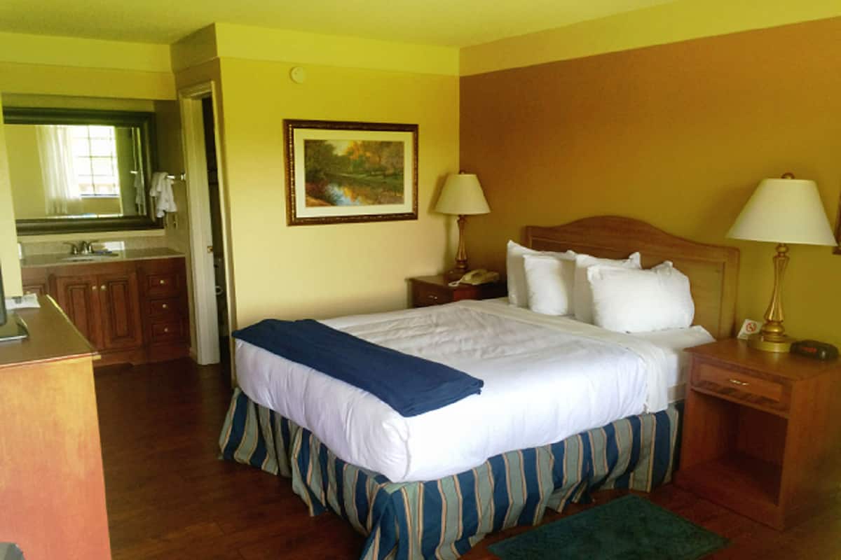 Room, 1 Queen Bed, Non Smoking | 1 bedroom, iron/ironing board, bed sheets