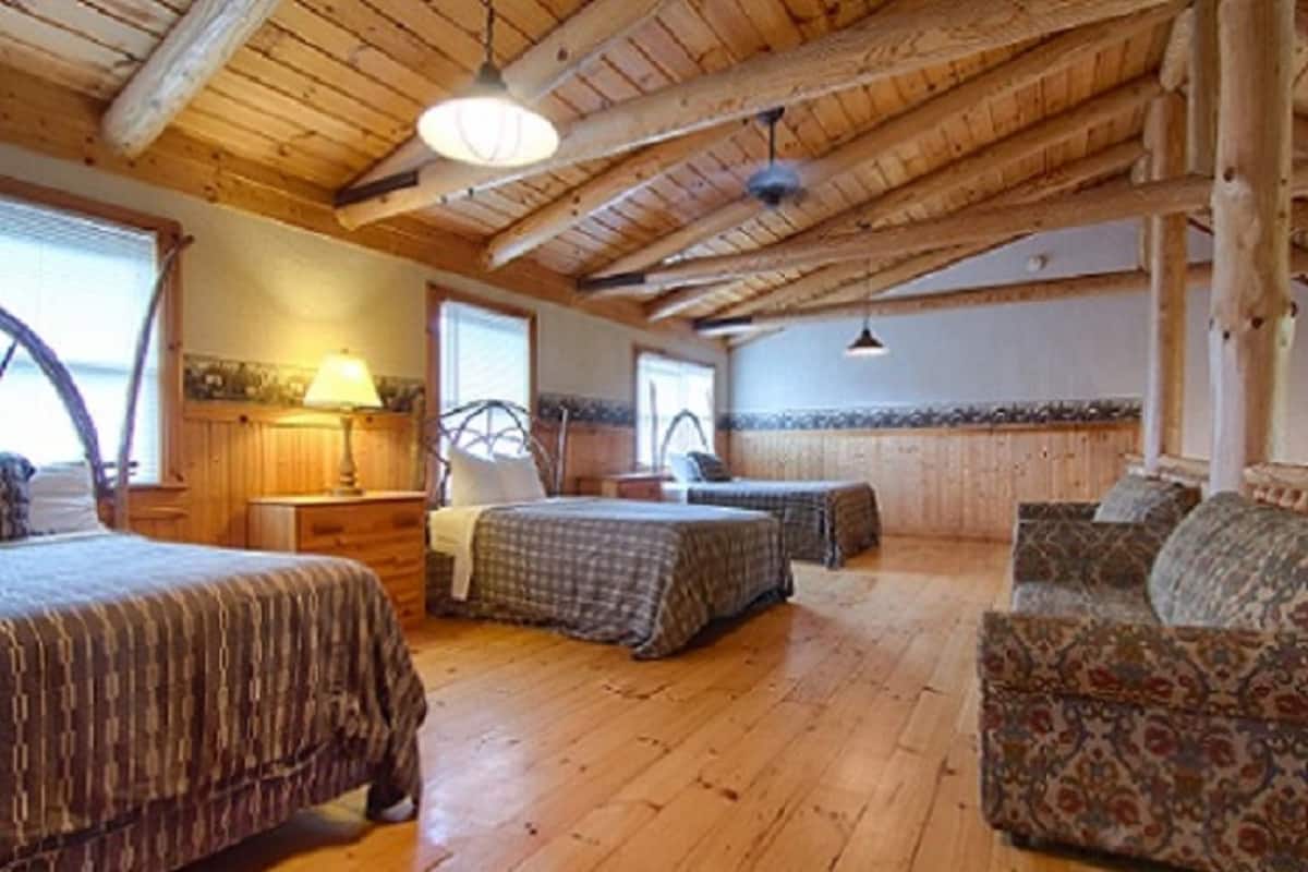 Group Cabin | 1 bedroom, iron/ironing board, bed sheets
