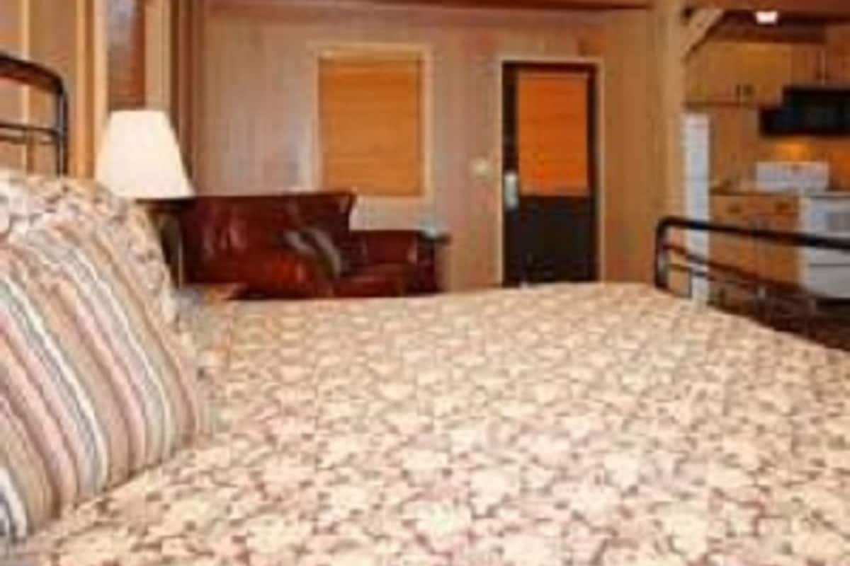 1 Bed Log Cabin | 1 bedroom, iron/ironing board, bed sheets