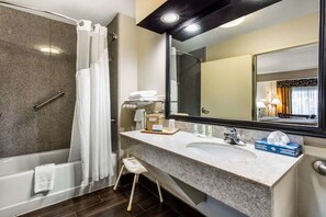 Combined shower/tub, free toiletries, hair dryer, towels
