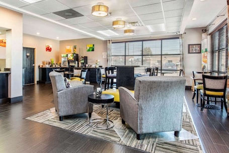 Lobby. Quality Inn Memphis Airport