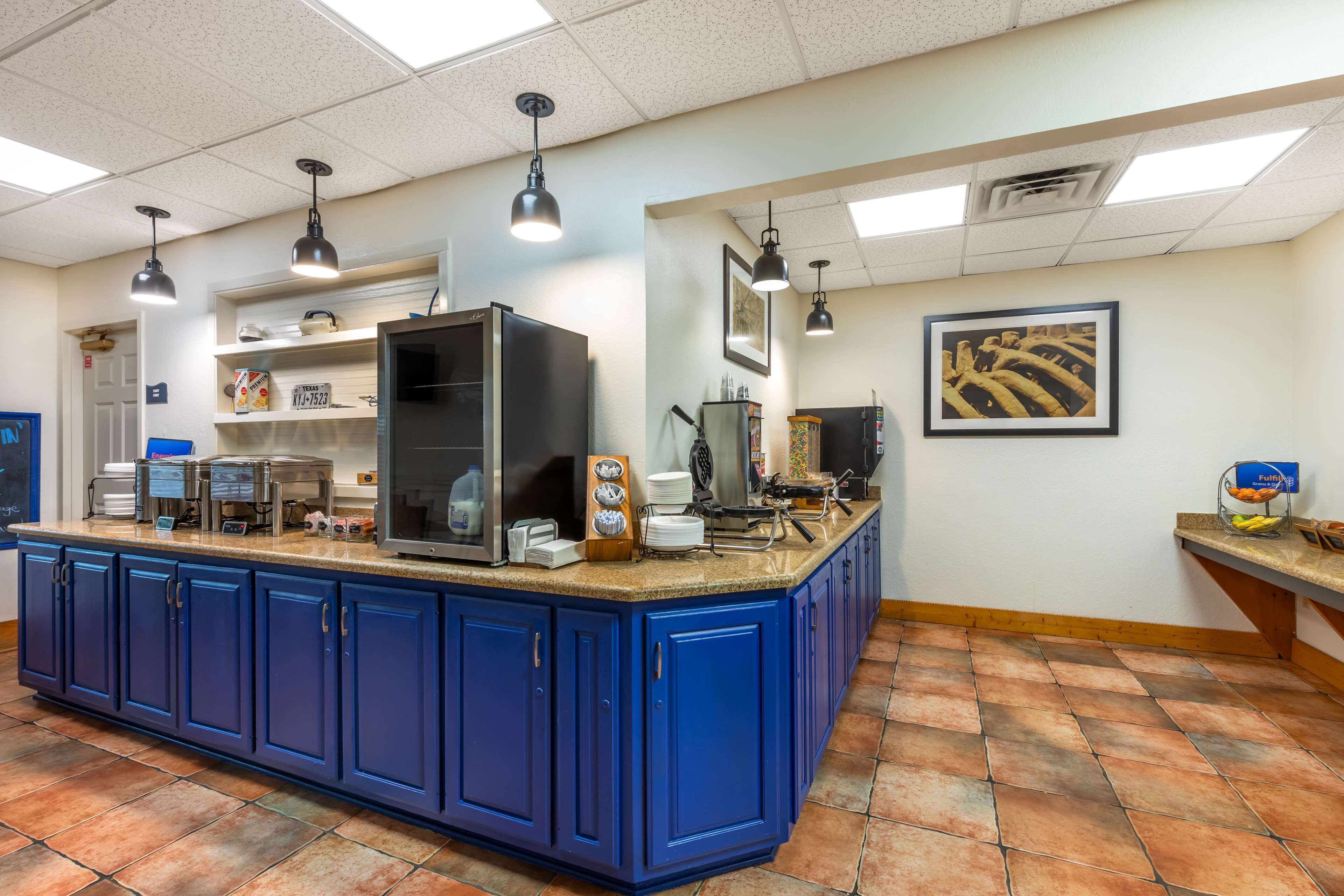 free daily full breakfast